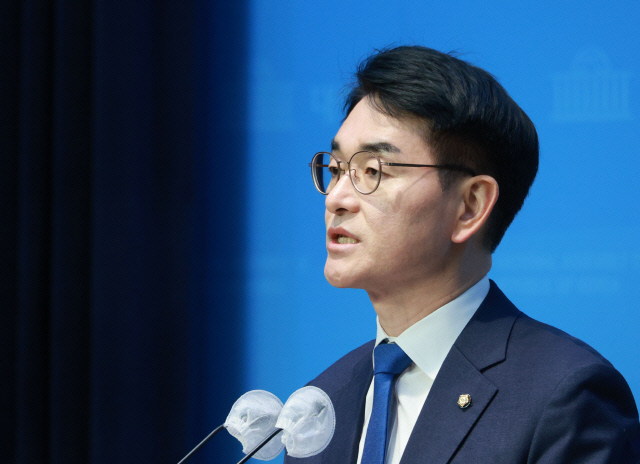 박용진 민주당 의원이 17일 서울 국회 소통관에서 기자회견을 하고 있다. 이날 박 의원은 서울 강북을 전략 경선 참여 뜻을 밝혔다. 연합뉴스